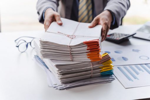 Niszczenie dokumentacji – lepiej przez firmę zewnętrzną czy samemu?