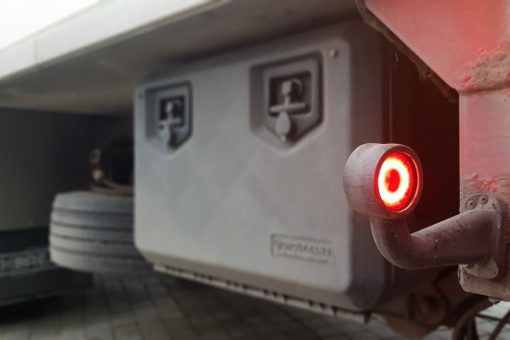 Czym są lampy obrysowe i jakie funkcje pełnią w samochodzie?